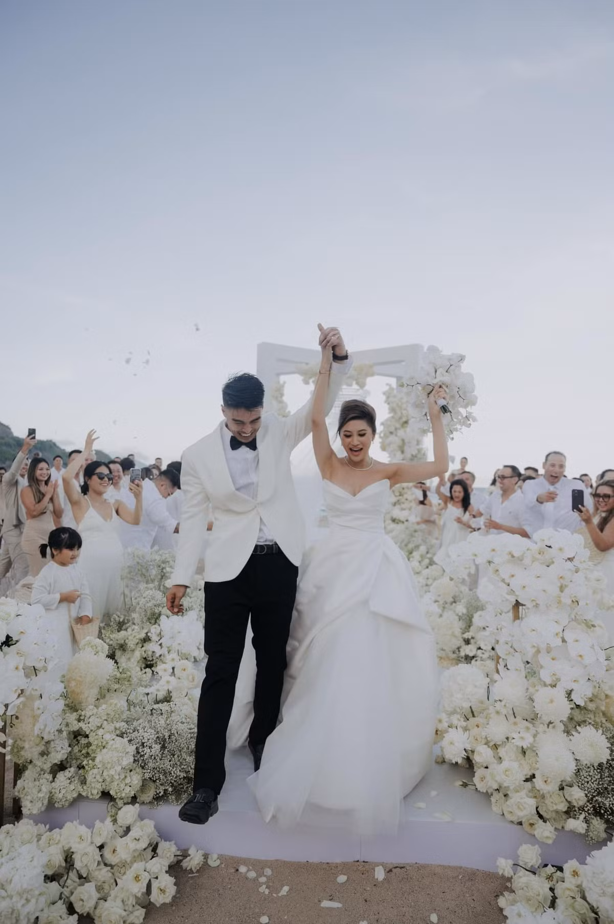 Nàng hậu chia sẻ: "7/7/2023, một ngày đẹp cho một sự kiện đặc biệt. Một Destination Wedding thật ấm cúng được diễn ra dưới ánh hoàng hôn lãng mạn bên bờ biển Nha Trang xinh đẹp. Chúc hai em của chị sẽ có một cuộc sống hôn nhân viên mãn và hạnh phúc. Chúc em một đời an yên bên cạnh người mà em yêu thương".