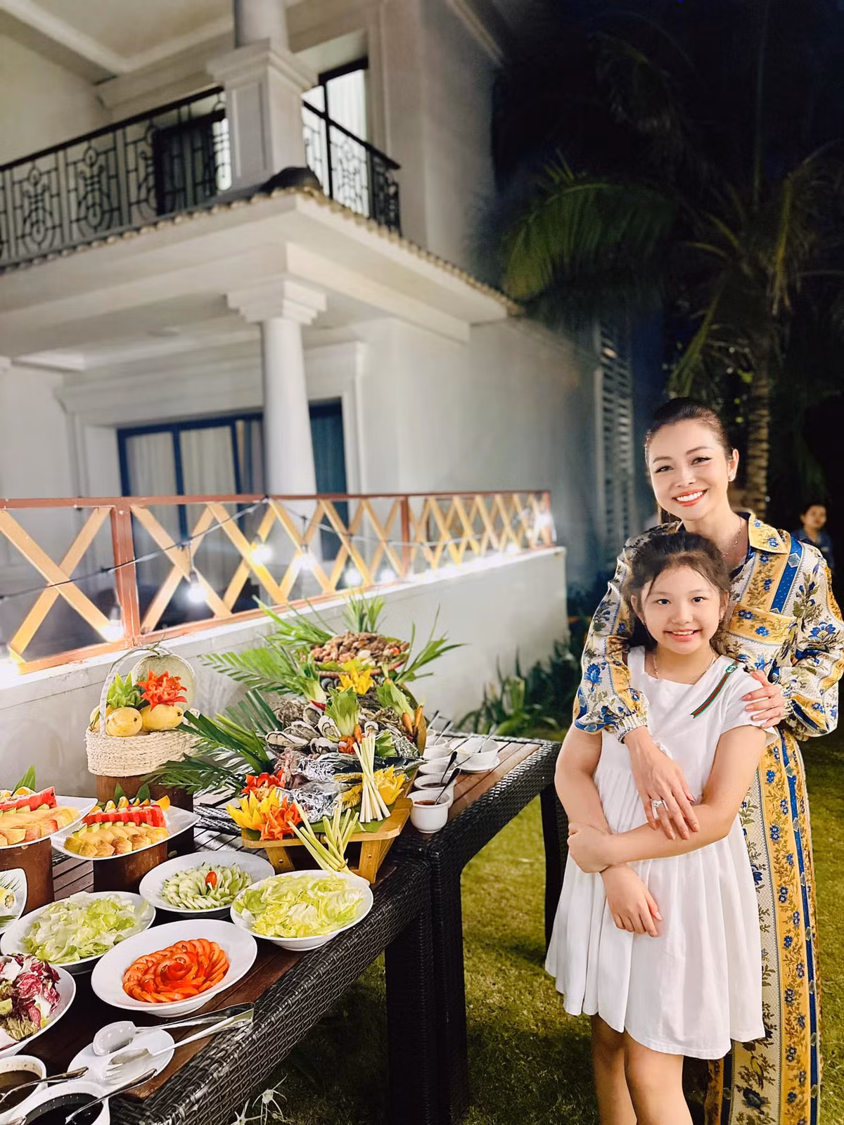 Jennifer chụp ảnh cùng cô con gái nhỏ.