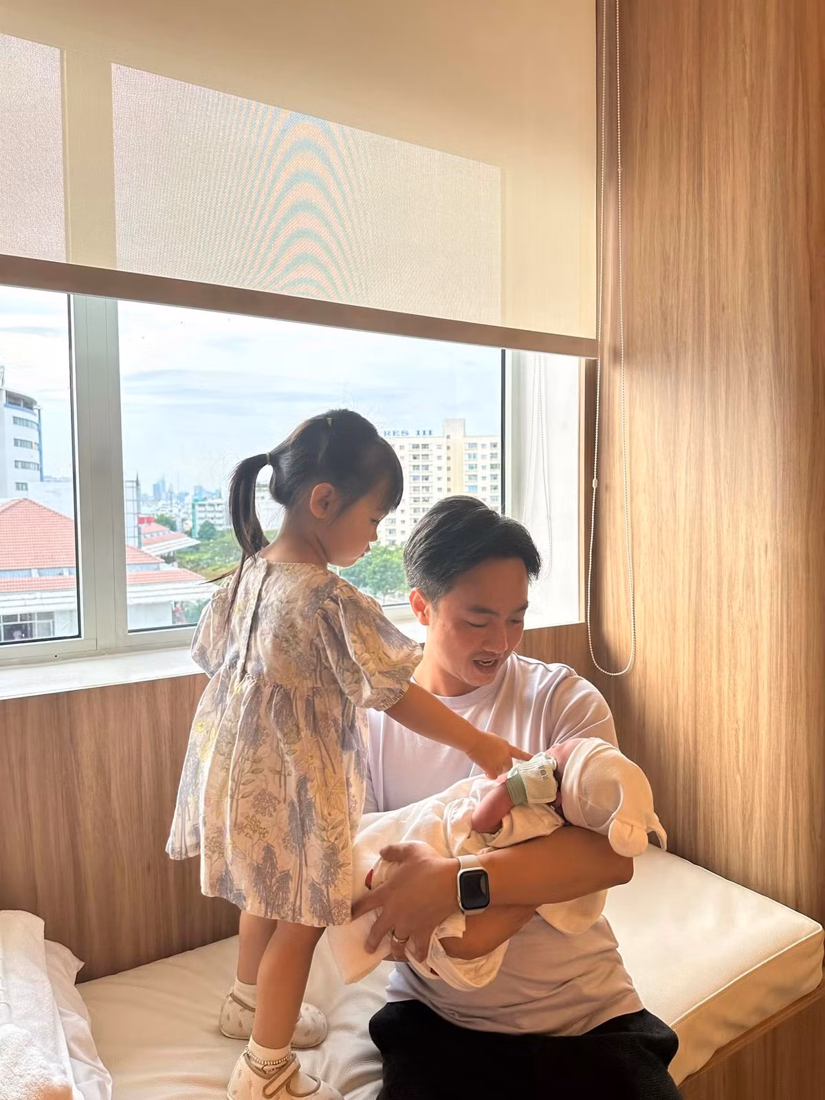 Cường Đô la bế con trai mới sinh. Nam doanh nhân khéo léo trong việc chăm con.