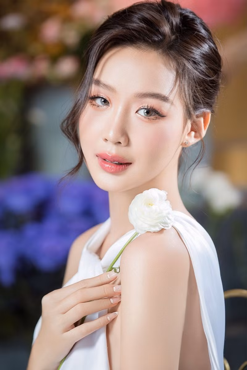 Giữa những luồng dư luận trái chiều, Hoa hậu Bảo Ngọc vẫn giữ được bản lĩnh, niềm tin và không ngừng nỗ lực cống hiến cho cộng đồng. Cách đây không lâu, "bà trùm hoa hậu" Phạm Kim Dung dành lời khen cho Bảo Ngọc: “Cô gái Cần Thơ nay là Hoa hậu Liên lục địa, đi khắp nơi trong và ngoài nước, làm những điều ý nghĩa cho cuộc đời. Tâm sinh tướng chăng mà em ngày càng xinh đẹp”.