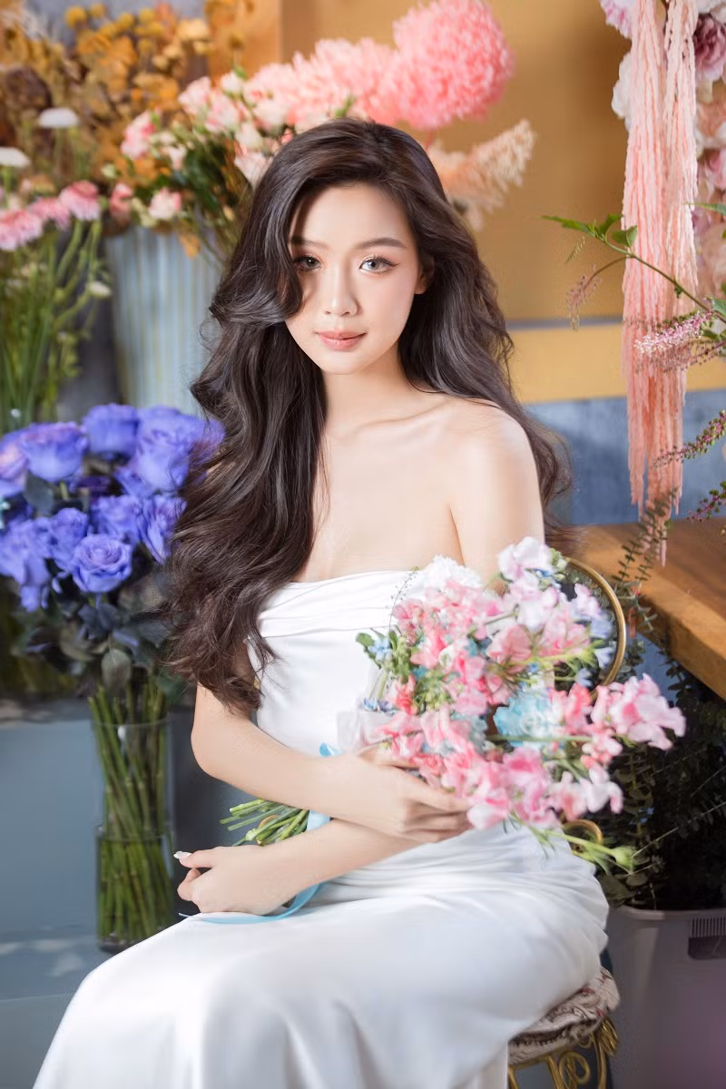 Từ những ngày đầu đăng quang, dù ghi dấu ấn mạnh nhờ khả năng ngoại ngữ lưu loát, lối ứng xử thông minh, tự tin và truyền cảm hứng, Hoa hậu Bảo Ngọc vẫn vướng nhiều ý kiến trái chiều về nhan sắc.