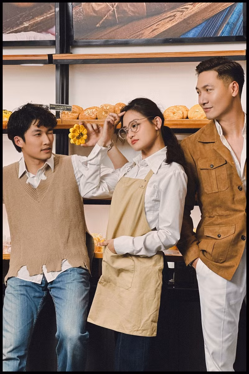 Lần này, diễn viên Thùy Anh thoát kiếp phản diện, nhập vai cô thợ bánh Phương Ly dễ thương. Còn Mạnh Trường đảm nhận vai Quy, doanh nhân thành đạt hết lòng cưa cẩm Phương Ly. Câu chuyện của họ trên phim nhuốm màu lãng mạn mà không thiếu hài hước.