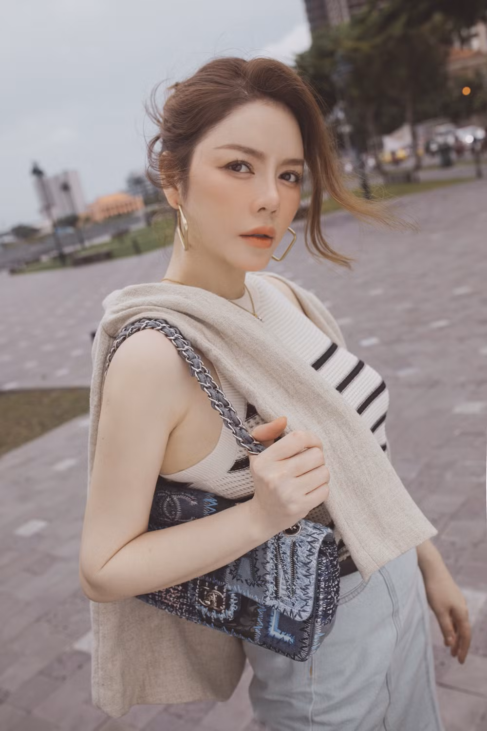 Vẫn là những cách trang điểm không quá tham lam, cách làm tóc gọn gàng nhưng giúp mỹ nhân "Kẻ thứ ba" trở nên nổi bật.