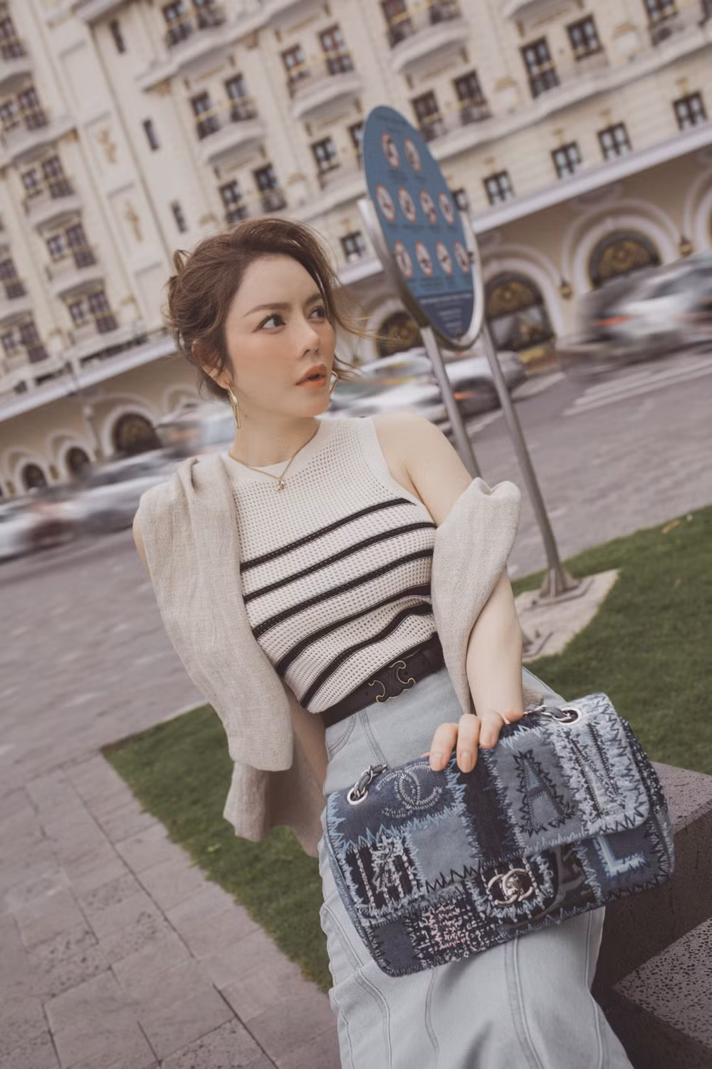 Lần xuất hiện này, Lý Nhã Kỳ chọn những món đồ có màu sắc sáng, đặc biệt các phụ kiện vừa đủ giúp cô ghi điểm tuyệt đối.