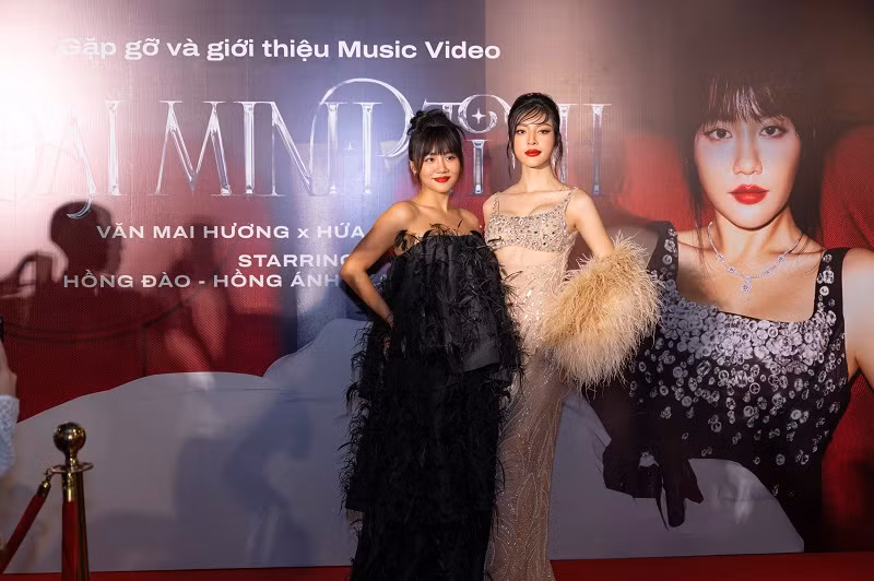 “Đại minh tinh” không chỉ là thước phim cuộc đời những ngôi sao màn ảnh mà từ những chiêm nghiệm với nghề, họ thấu hiểu và trân trọng con đường đã lựa chọn. Trong vai trò người kể chuyện, Văn Mai Hương - Hứa Kim Tuyền lắng nghe, đồng cảm để chia sẻ buồn vui và cả những điều đẹp đẽ cùng các đại minh tinh.