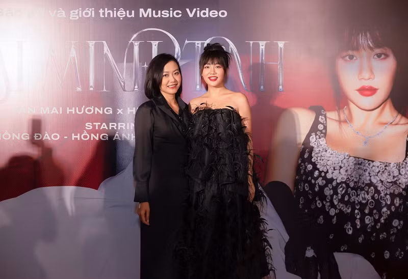 Ngoài phần âm nhạc, dự án “Đại minh tinh” còn được Văn Mai Hương đầu tư kỹ lưỡng về phần hình ảnh. MV được thực hiện bởi ê-kíp Chaidao của đạo diễn Khương Vũ cùng sự tham gia của đại diện ba thế hệ nghệ sĩ đình đám gồm: Hồng Đào, Hồng Ánh (trong ảnh), Kaity Nguyễn.