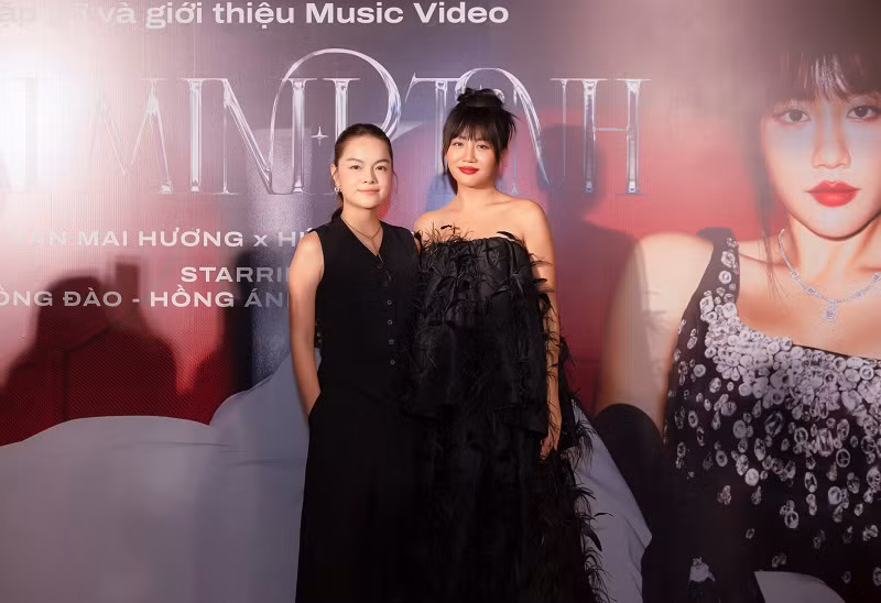 Phạm Quỳnh Anh và dàn sao đông đảo đến chúc mừng Văn Mai Hương trong buổi ra mắt MV.