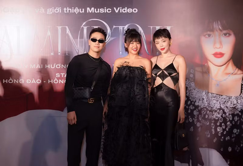 “Đại minh tinh” là dự án nối tiếp chuỗi các hoạt động, sản phẩm nổi bật xuyên suốt năm qua của Văn Mai Hương. Đây cũng là món quà cô gửi tặng khán giả, các nghệ sĩ và chính bản thân cô nhân dịp sinh nhật đón tuổi mới.