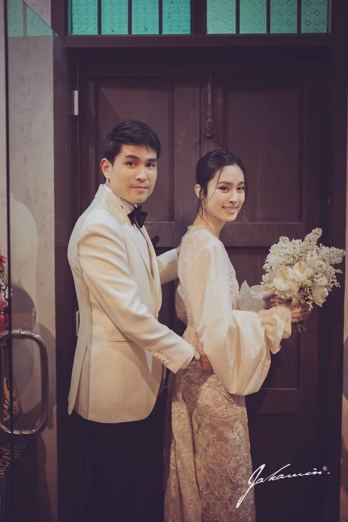 Oak Phakwa Hongyok hơn Nong Poy 4 tuổi. Hai người quen biết nhau hơn 20 năm, trước khi Nong Poy phẫu thuật chuyển giới. Cả hai trải qua một vài mối tình trước khi nảy sinh tình yêu. Nong Poy cảm thấy cô và ông xã hiểu nhau, có thể san sẻ khi gặp khó khăn.