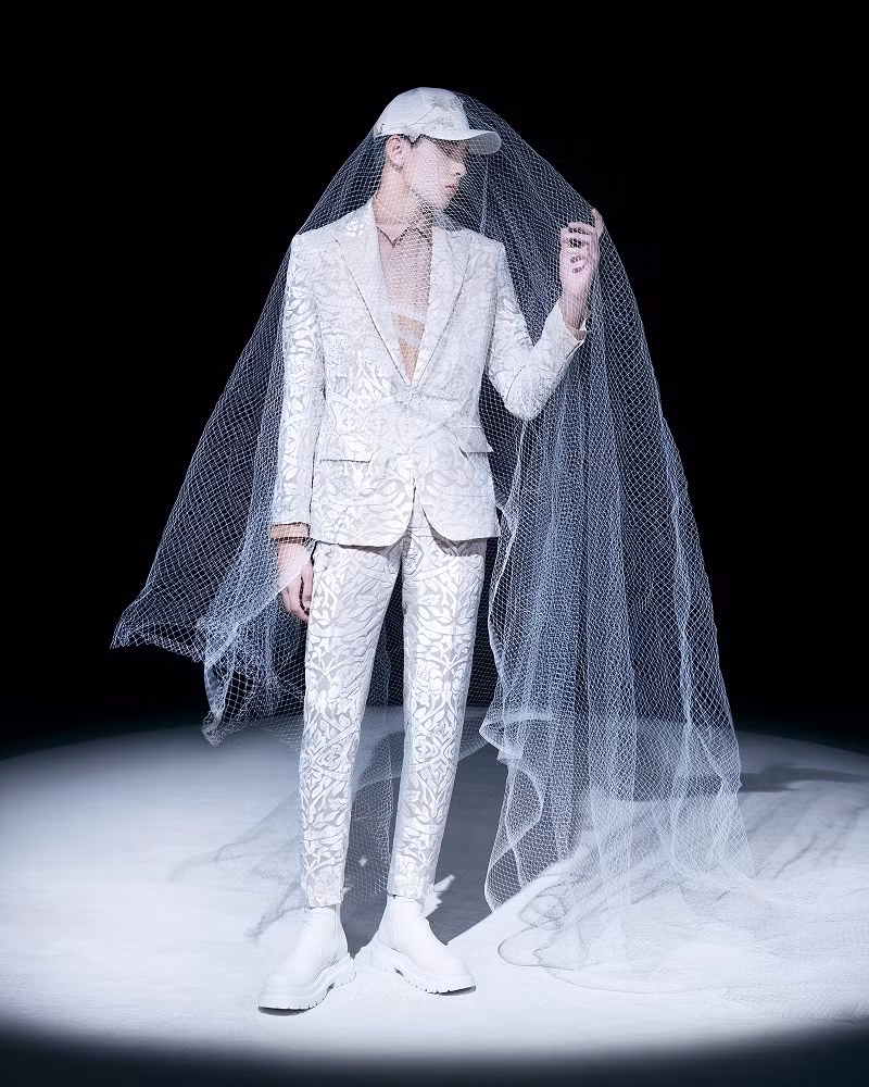 Ngoài ra xuyên suốt bộ sưu tập còn là những trang phục suit được may đo tỉ mỉ, vô cùng kỳ công, với phom dáng hiện đại và cao cấp.