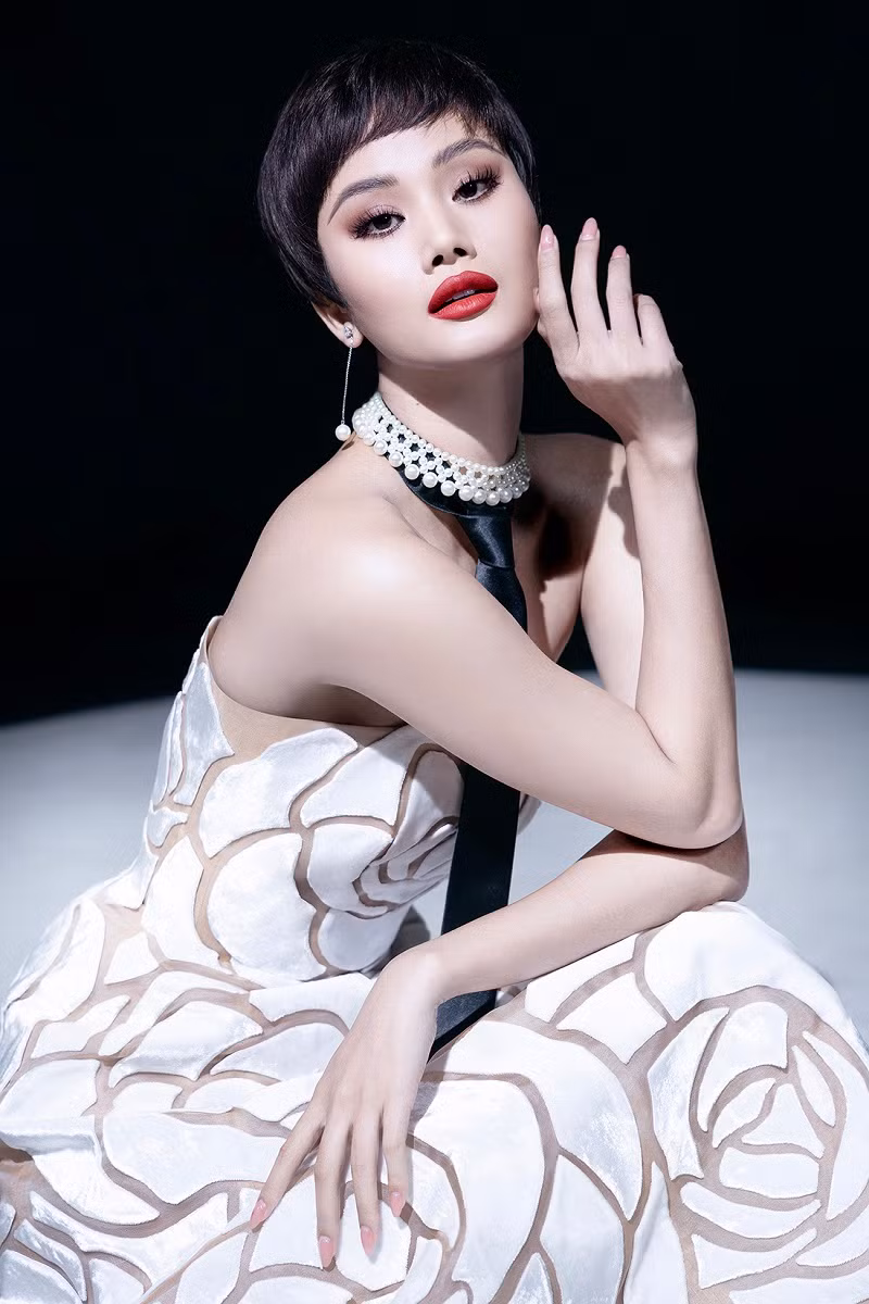 Hương Ly và Nam vương Vĩnh Đam là hai người mẫu đảm nhiệm vai trò thổi hồn cho bộ sưu tập ra mắt lần này của nhà thiết kế Trần Hùng.
