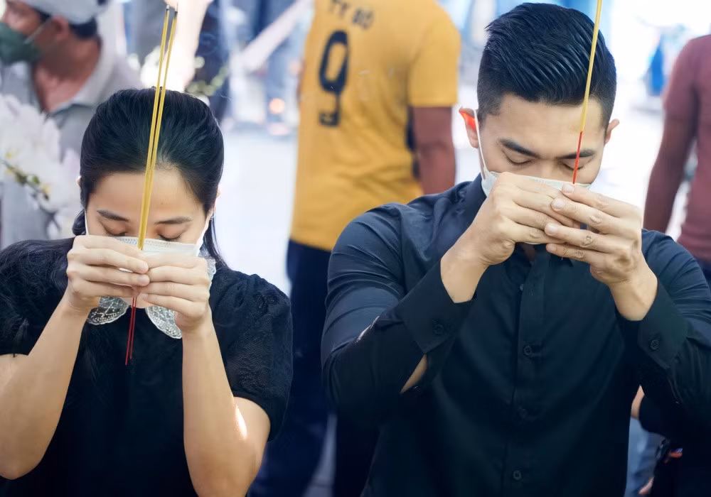 Vợ chồng Quốc Cơ - Hồng Phượng đến thắp hương và nán lại lâu để thăm hỏi gia quyến.