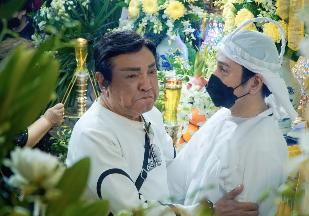 NSƯT Phú Quý nghẹn ngào ngắm di ảnh người đã khuất. Ông động viên tinh thần các con nuôi ráng lo hậu sự chu toàn cho "ông hoàng cải lương Hồ Quảng".