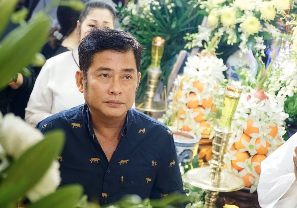 Tấn Beo biết ơn Vũ Linh vì luôn tạo cơ hội, dìu dắt đàn em được làm nghề. "Cứ vở tuồng nào có mảng hài là anh đề nghị với hãng đĩa mời tôi diễn cùng", anh nói.