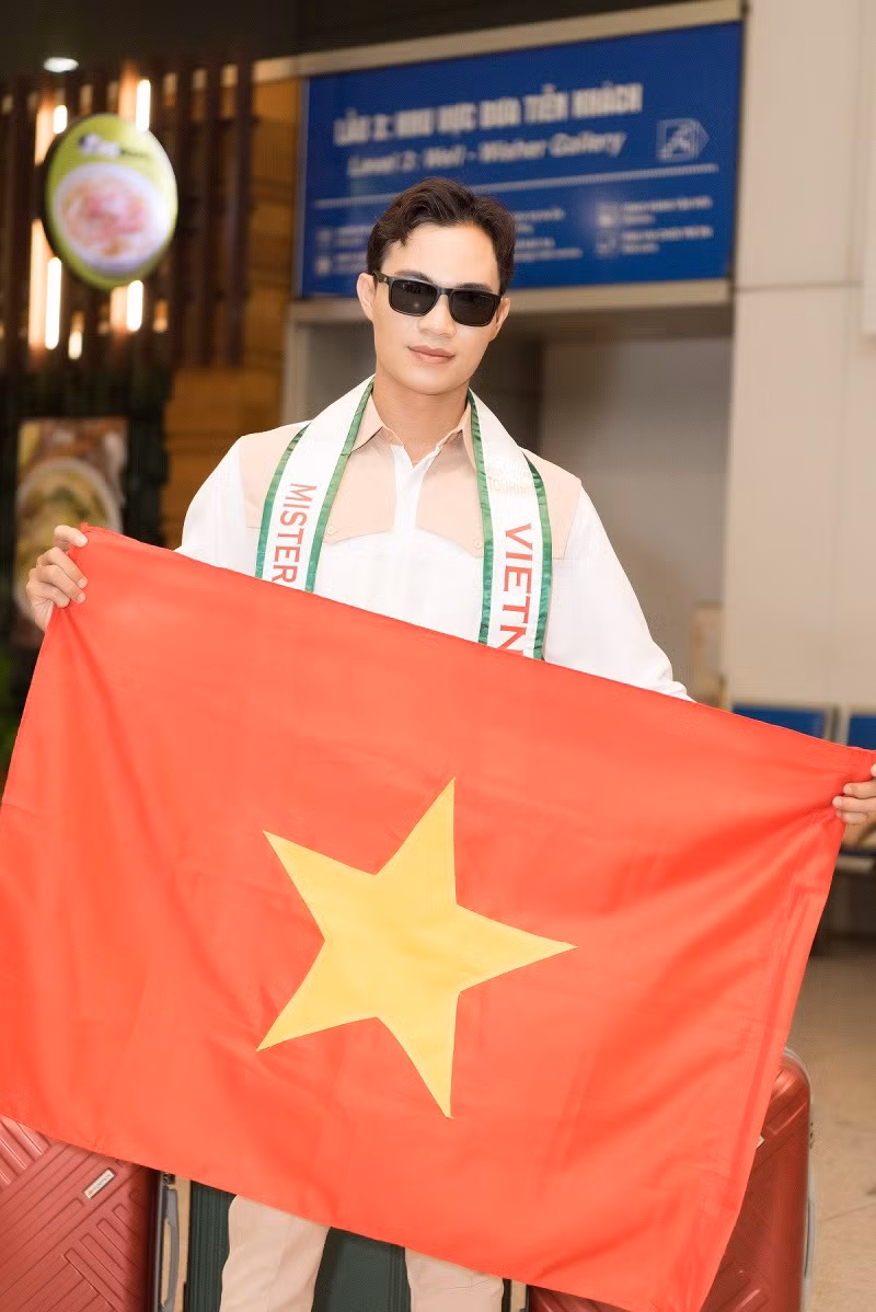 Theo tiết lộ từ phía ê-kíp, nam người mẫu trẻ mang theo hơn 70kg hành lý để “chinh chiến” tại cuộc thi. Trong đó, trang phục dân tộc nặng khoảng gần 25kg.
