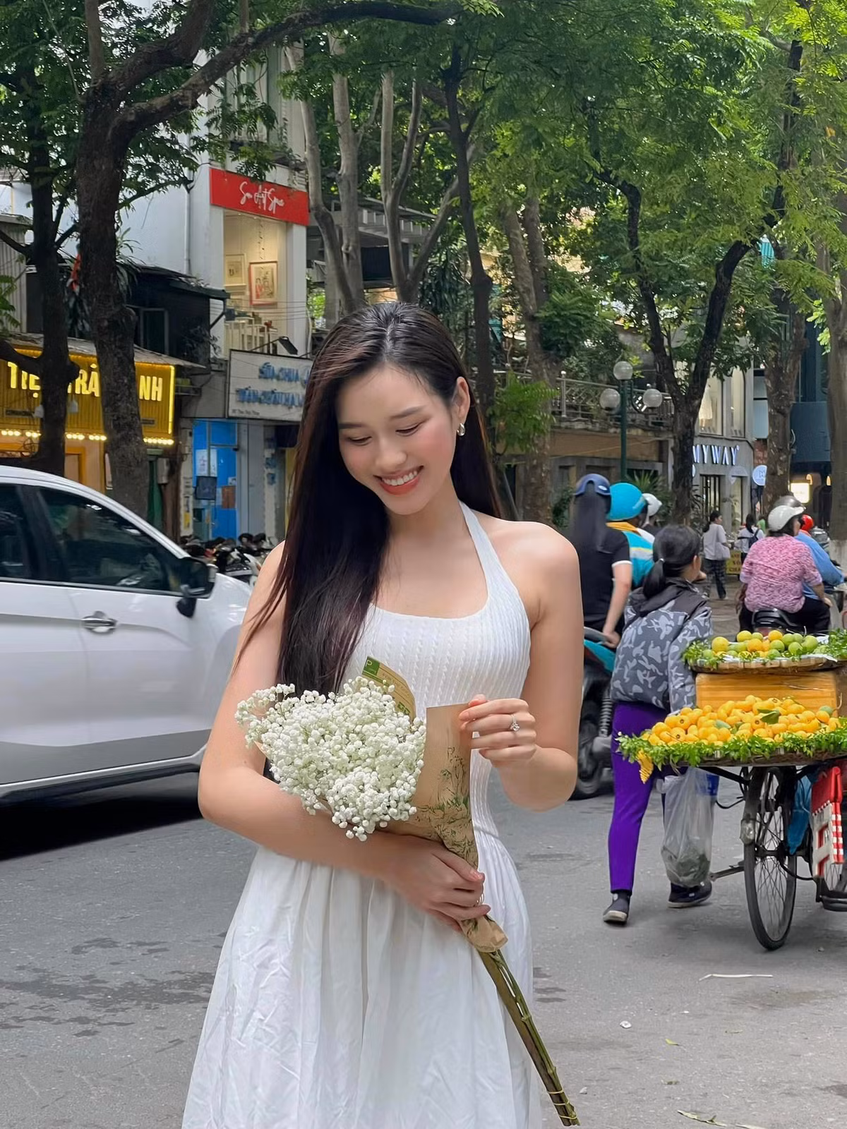 Đỗ Thị Hà sinh năm 2001, quê Thanh Hóa. Năm 2020, cô tham gia cuộc thi Hoa hậu Việt Nam và đăng quang ngôi vị cao nhất.