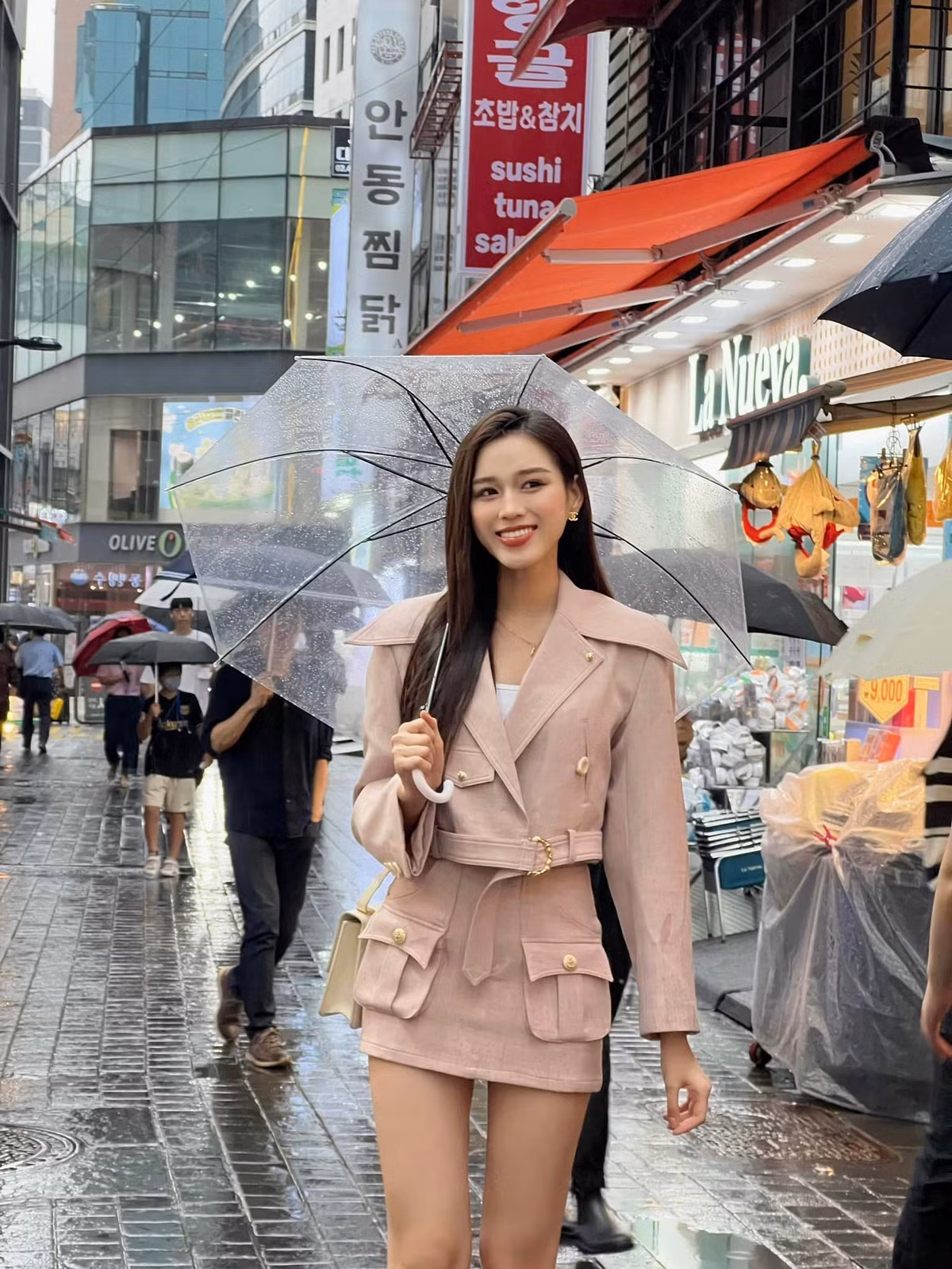 Mỹ nhân Thanh Hóa khéo khoe đôi chân dài 1m11 khi diện thiết kế ngắn đi dạo phố.