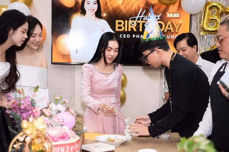 Người đẹp Phạm Kim Dung hạnh phúc đón tuổi mới. Cô cũng nhận được nhiều lời chúc mừng từ dàn sao Việt đình đám.
