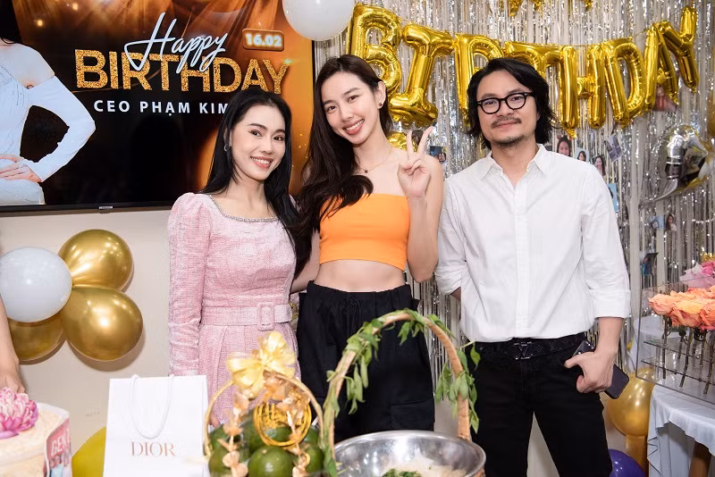 Hoa hậu Hòa bình Quốc tế Thùy Tiên chụp ảnh cùng vợ chồng đạo diễn Hoàng Nhật Nam.