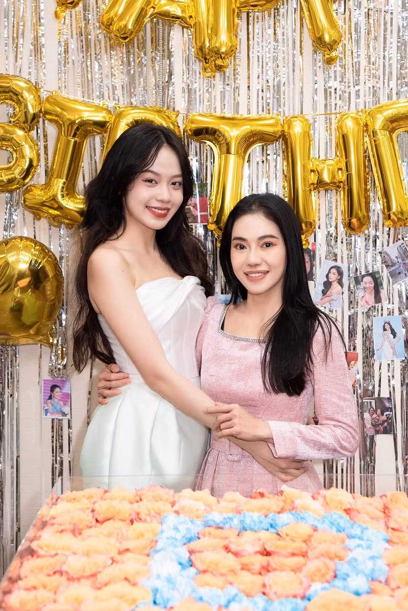 Thanh Thủy chúc mừng sinh nhật "bà trùm hoa hậu" Phạm Kim Dung.