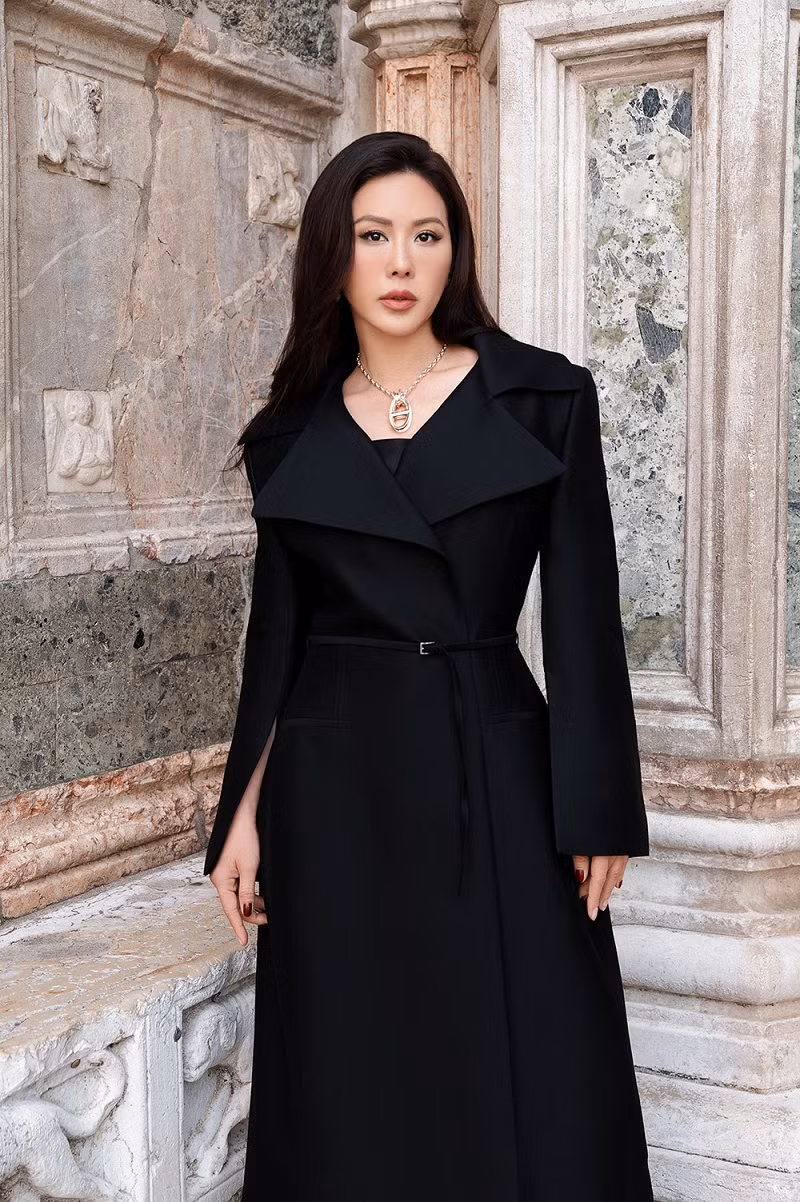 Trong bộ ảnh mới nhất được chụp tại Venice, Thu Hoài tự tin diện bộ trang phục trẻ trung, khoe khéo eo thon quyến rũ và cả những bộ cánh thể hiện sự thanh lịch, sang chảnh.