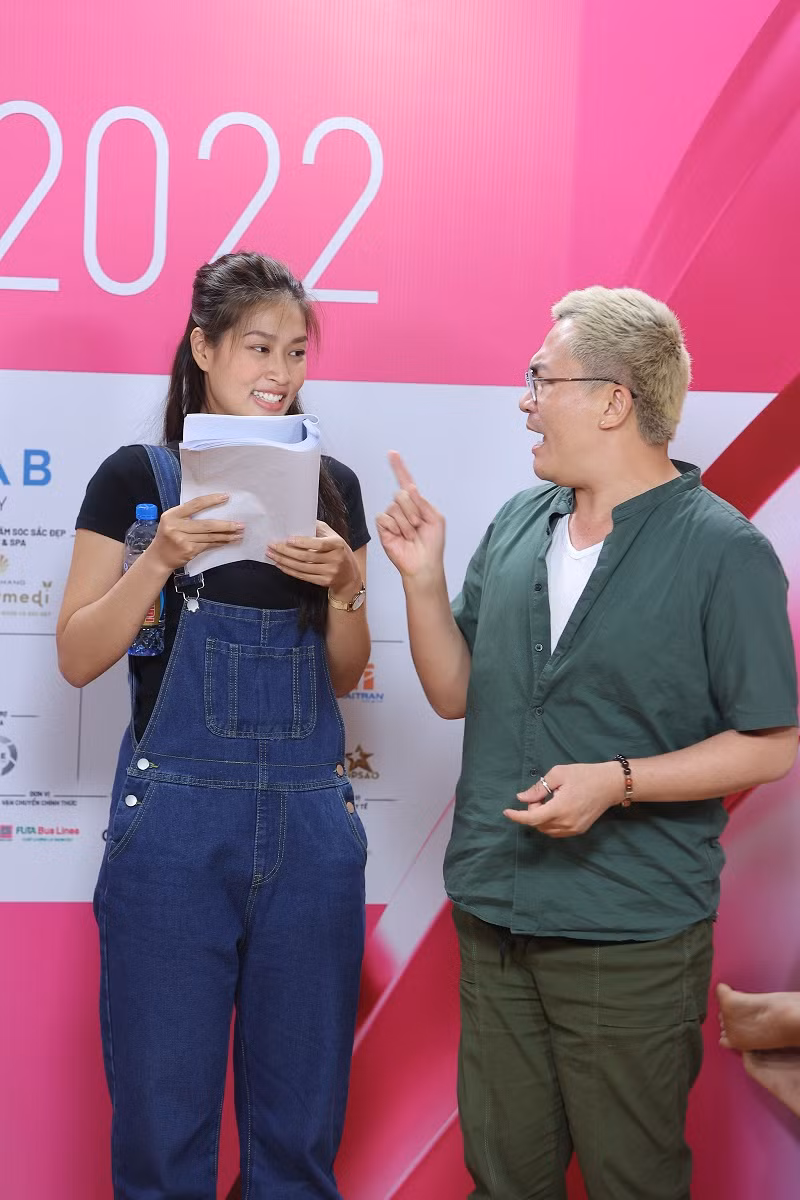 Lần đầu tiên tham gia Táo Xuân, nàng hậu hăng say tập luyện cùng các nghệ sĩ.