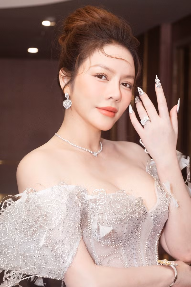 Tối 5/9, Lý Nhã Kỳ xuất hiện trong một show thời trang với vai trò người mẫu.
