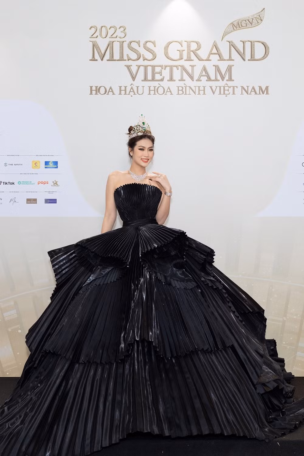 Hoa hậu Đoàn Thiên Ân trở thành tâm điểm chú ý trên thảm đỏ đêm chung kết Miss Grand Vietnam 2023 - Hoa hậu Hòa bình Việt Nam 2023. Đương kim hoa hậu diện đầm đen lộng lẫy. Trong đêm nay, Thiên Ân sẽ trao vương miện cho người kế nhiệm, kết thúc một năm nhiệm kỳ hoa hậu.