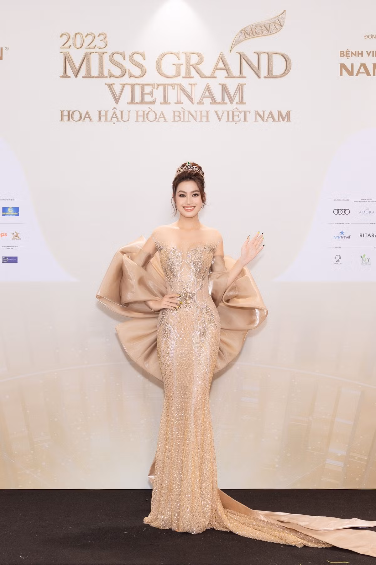 Á hậu Minh Thư khoe sắc trên thảm đỏ với bộ đầm tôn dáng.