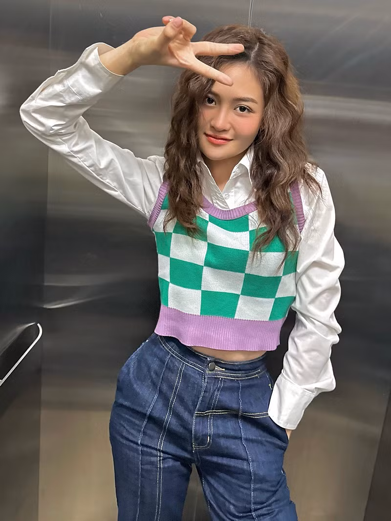 Dù trung thành với set đồ sơ mi phối áo len gile và quần jeans, quần baggy, Thùy Anh không gây cảm giác nhàm chán.
