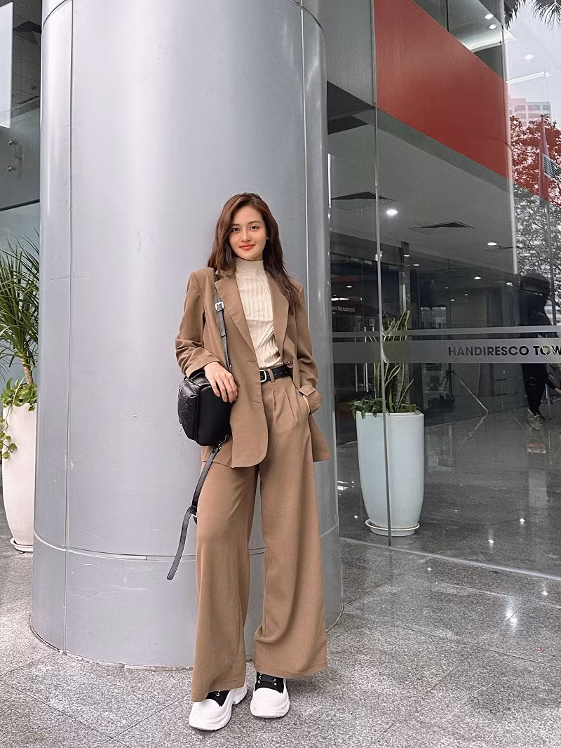 Tự chuẩn bị áo quần khi đóng phim truyền hình thay vì có stylist chăm lo như ở các dự án điện ảnh, Thùy Anh thừa nhận công việc có phần bề bộn và vất vả hơn. Nhưng là người kỹ tính, cô cho rằng việc này thuận tiện để cô lựa chọn từng món đồ đúng ý bản thân. Đó cũng là cách để cô sống trọn vẹn hơn với tác phẩm của mình. Bật mí về sự đổi khác hình ảnh của Ly trong nửa sau của phim, Thùy Anh cho hay khi đến với tình yêu của Quy (Mạnh Trường), Ly sẽ mềm mại, điệu đà hơn.