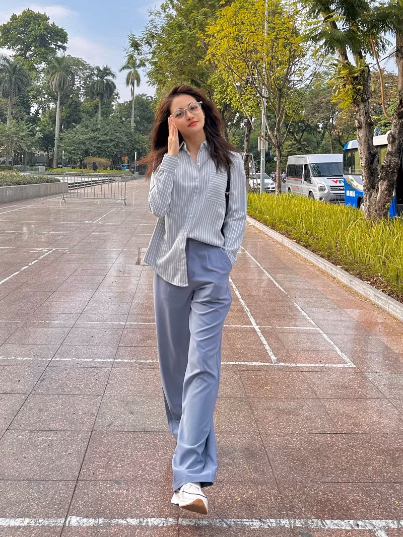 Ở hai phim "Cả một đời ân oán" hay "Tình yêu và tham vọng" lúc trước, mái tóc ngắn giúp Thùy Anh tôn vẻ sắc sảo, gai góc, phù hợp nhân vật thủ đoạn. Đến với vai Ly của "Đừng nói khi yêu", cô muốn mình trở nên khác biệt và thơ trẻ hơn. Đó là lý do nữ diễn viên nuôi tóc dài. Một lần tình cờ dùng thử máy uốn tóc trên phim trường, cô tự thấy kiểu tóc “xoăn mỳ” đủ sành điệu mà không quá ăn chơi, phù hợp cá tính nhân vật, nên duyệt kiểu đầu này cho vai Ly.