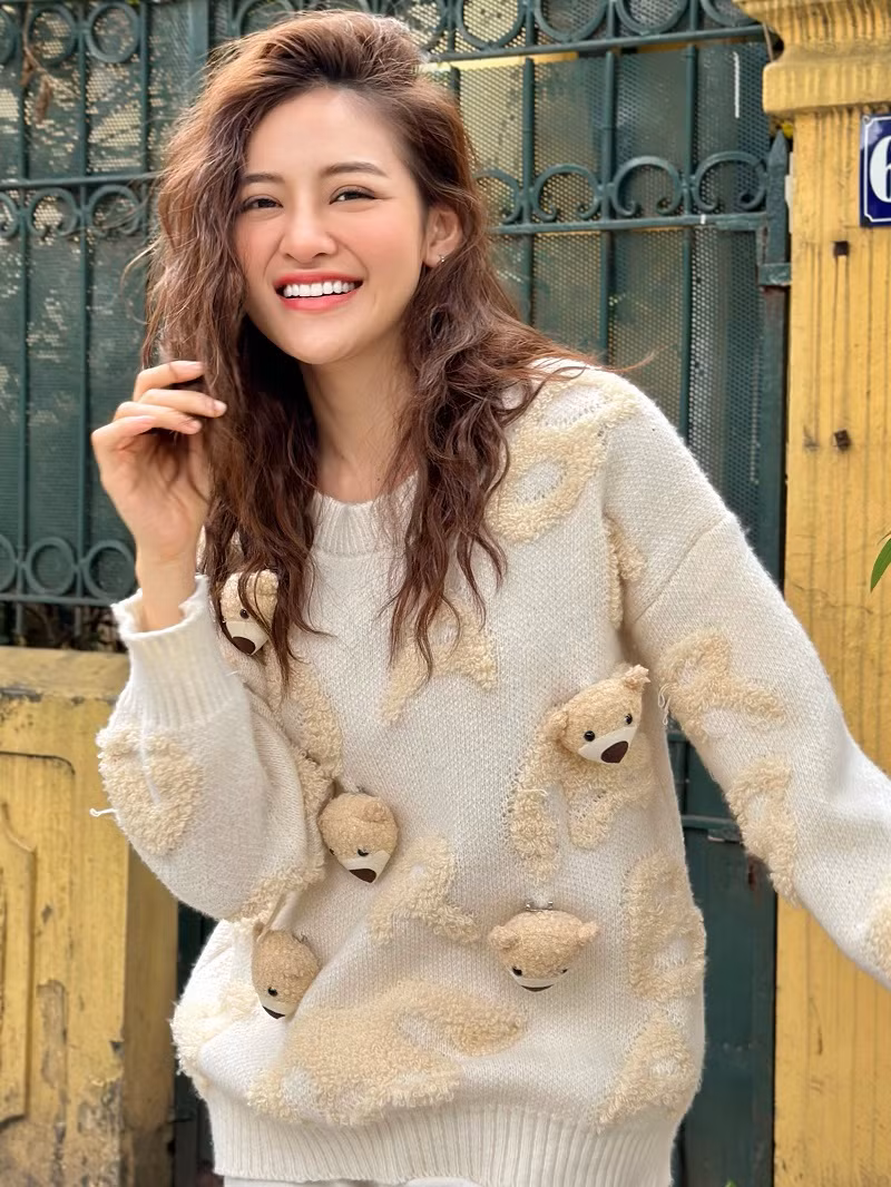 Ngoài đời quen thuộc với gu thời trang gợi cảm hoặc phá cách, sporty, Thùy Anh cho biết định hướng thời trang của Ly trong "Đừng nói khi yêu" khác cô nhiều. Nhưng qua thời gian nhập vai, cô bắt đầu phải lòng những chiếc áo len gile. Cô bảo: “Sau phim này, chắc tôi sẽ mặc kiểu áo này nhiều hơn”.