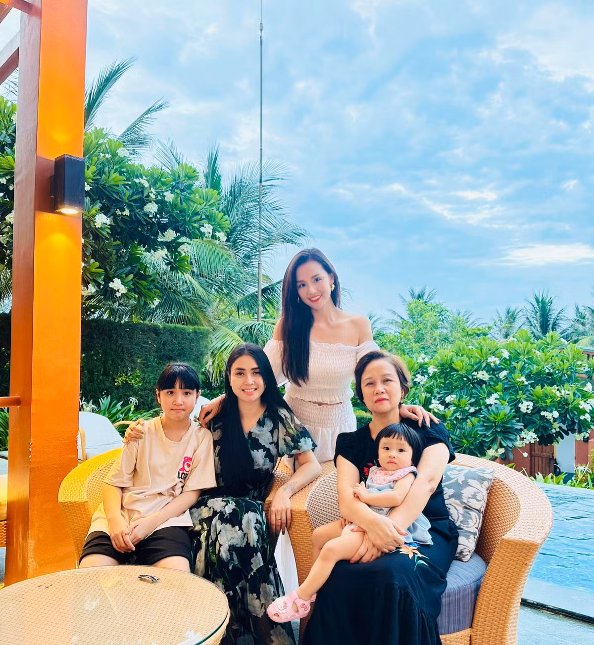 Trước câu hỏi của nhiều bạn bè, Lã Thanh Huyền chia sẻ, đây chỉ là cháu gái của cô.