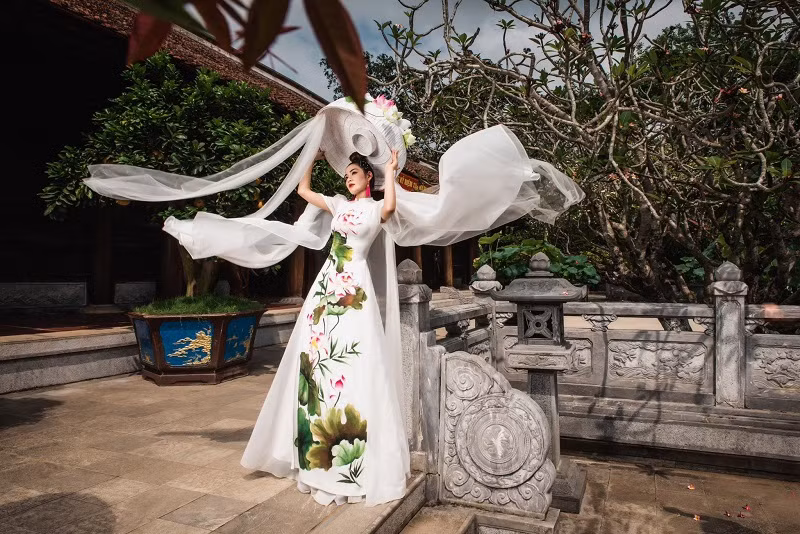 Thời trang của Thạch Linh rất đa dạng về mẫu mã, kiểu dáng, chất liệu, chinh phục giới mộ điệu bởi sự lộng lẫy, rực rỡ, tôn vinh được vóc dáng người mặc và mang nhiều thông điệp văn hóa ý nghĩa.