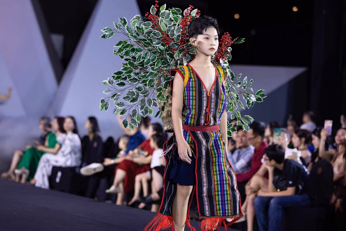 Tham dự chương trình, quán quân So You Think You Can Model Phong Thiên một lần nữa tỏa sáng.