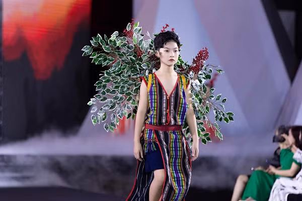 Những thiết kế trên chất liệu thổ cẩm của NTK Đắc Ngọc được thực hiện tỉ mỉ từng đường kim mũi chỉ. Những đường cắt xẻ cũng được tính toán chu đáo nhất để mang lại hiệu quả về tính ứng dụng và thẩm mỹ cho trang phục.