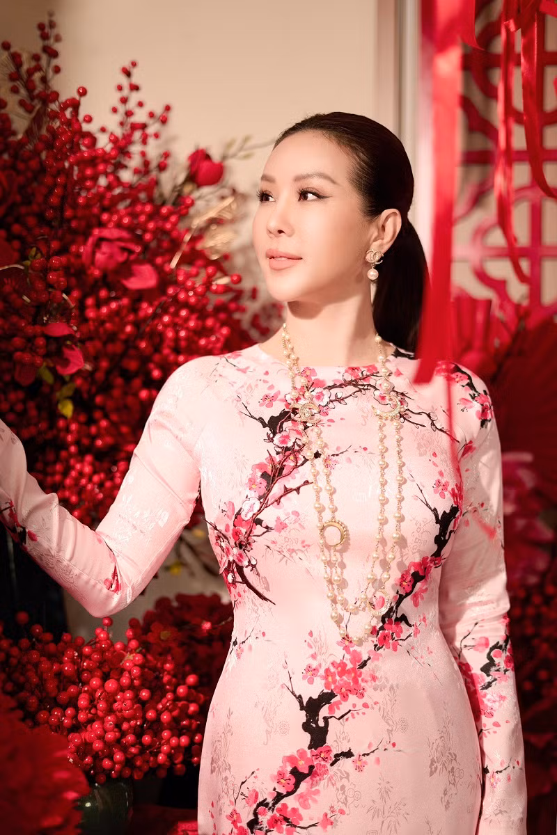 Với hình ảnh mang đậm nét truyền thống, bà mẹ 3 con vẫn đầy cuốn hút và nhận được nhiều lời khen ngợi bởi sắc vóc trẻ trung bất chấp tuổi tác.