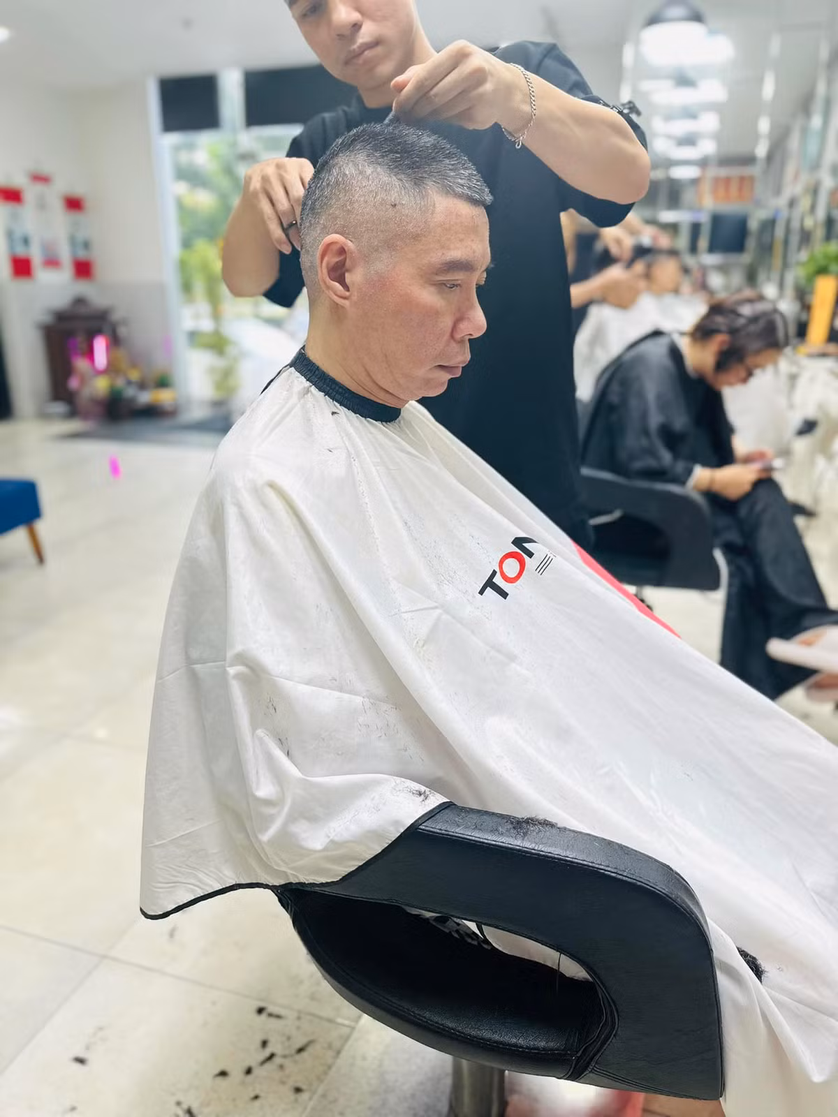 Từ ngày Công Lý bị đột quỵ, không chỉ đồng hành cùng chồng chữa bệnh, Ngọc Hà còn là chỗ dựa tinh thần cho Công Lý. Cô thường cập nhật hình ảnh và tình hình sức khỏe của chồng. Trong ảnh, Ngọc Hà tiết lộ Công Lý đi cắt tóc, "tút tát" lại ngoại hình.