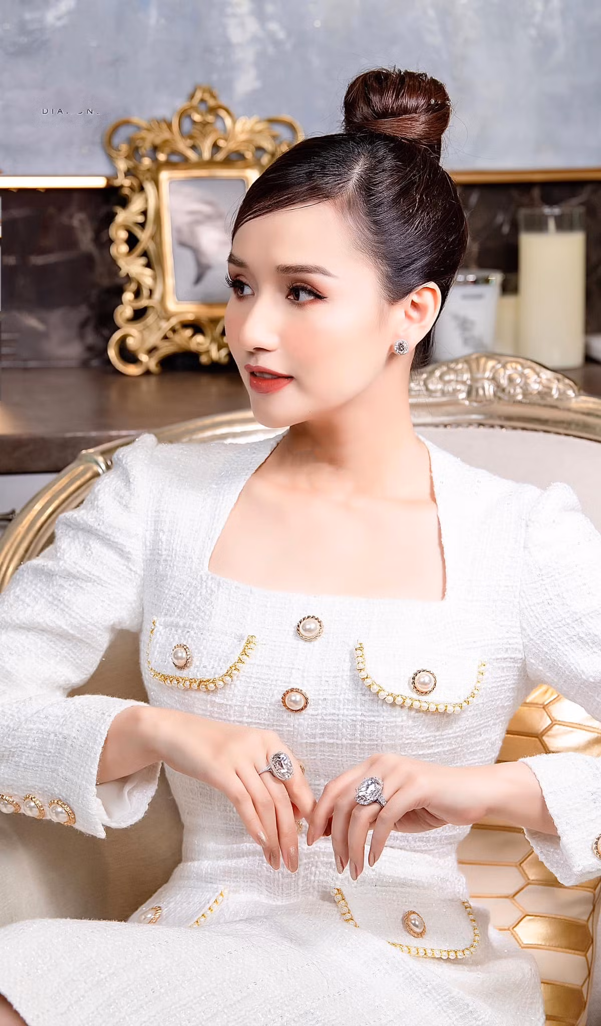 Mới đây Lã Thanh Huyền khéo khoe độ giàu khủng khi đăng ảnh "sặc mùi tiền" kèm chia sẻ: "Làm kinh doanh trong thời kỳ kinh tế khủng hoảng kể cũng nhàn, kim cương không bán được cứ đeo hết lên là xong".