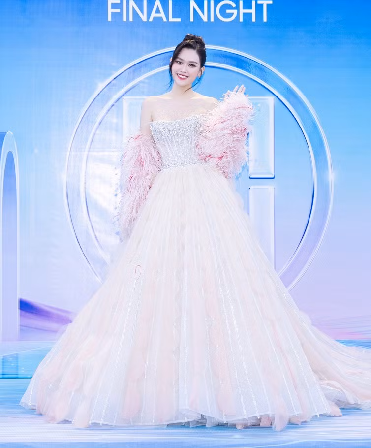 Không kém cạnh, Tường San chọn chiếc váy công chúa tùng xòe lộng lẫy. Chiếc váy này được đánh giá là rất phù hợp và tỷ lệ thuận với nhan sắc ngọt ngào của Tường San.