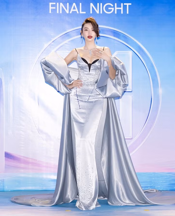 Hoa hậu Thuỳ Tiên tiếp tục làm người hâm mộ tự hào trong lần đọ sắc với Hoa hậu đến từ Ba Lan. Đặc biệt, chiếc váy suông màu bạc phối với tà váy lộng lẫy đã khiến Thuỳ Tiên xuất hiện vô cùng xinh đẹp.