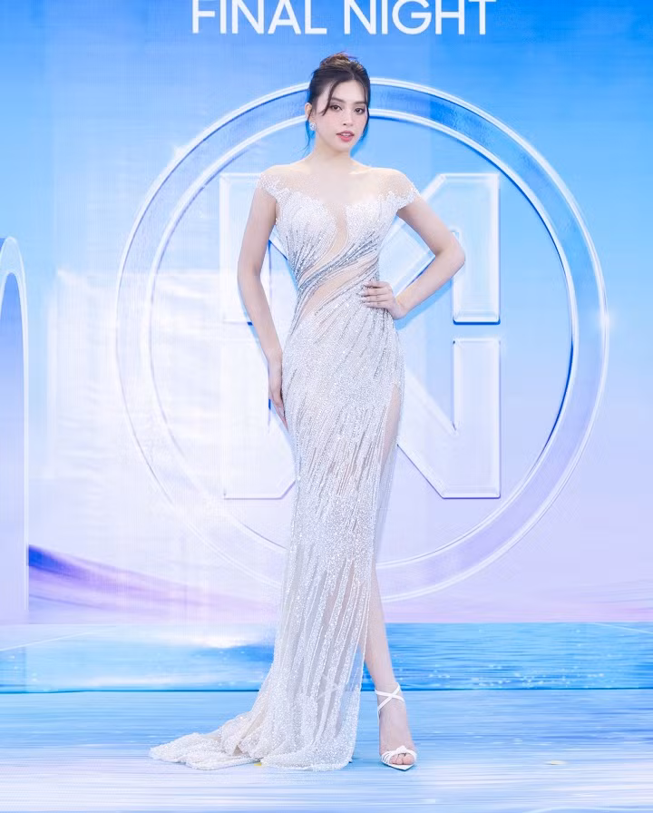 Giám khảo Tiểu Vy cũng nhận được nhiều lời khen trong bộ cánh màu bạc cut-out cầu kỳ ở phần eo. Đặc biệt, “nhan sắc nghìn năm có một" của Tiểu Vy tiếp tục gây chú ý.