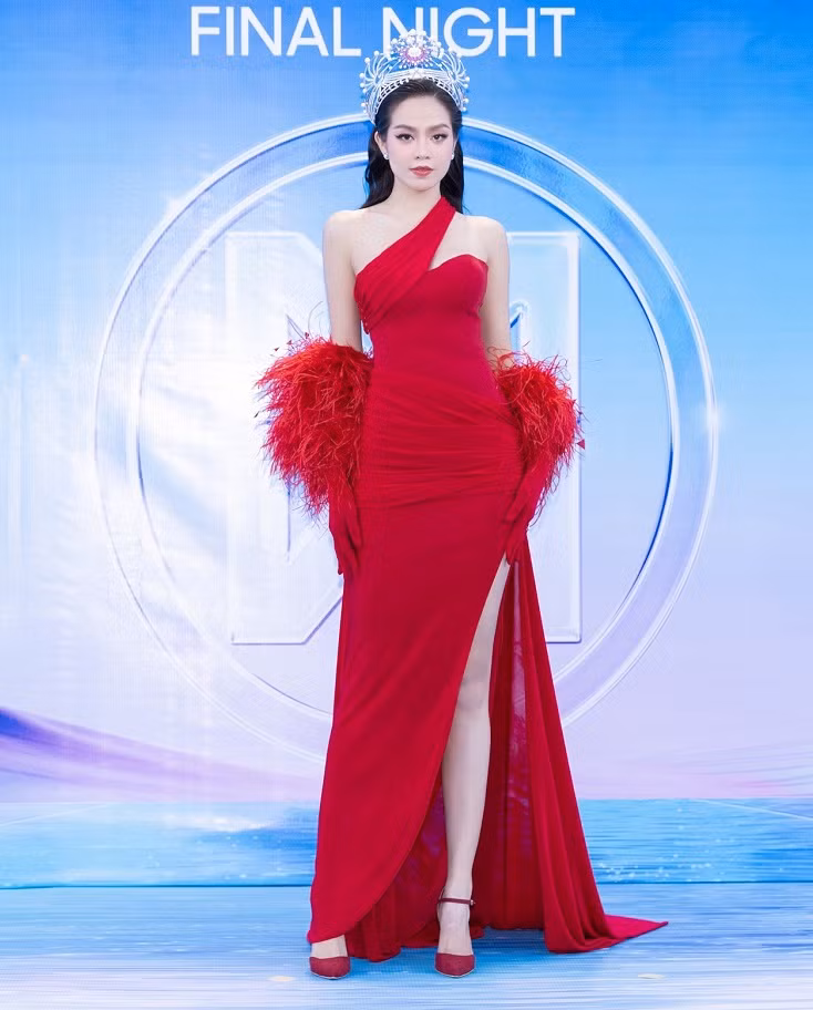 Hoa hậu Thanh Thuỷ gây chú ý nhờ vẻ đẹp sắc sảo. Theo đó, nàng hậu chọn diện chiếc váy ôm sát khoe trọn vóc dáng quyến rũ.