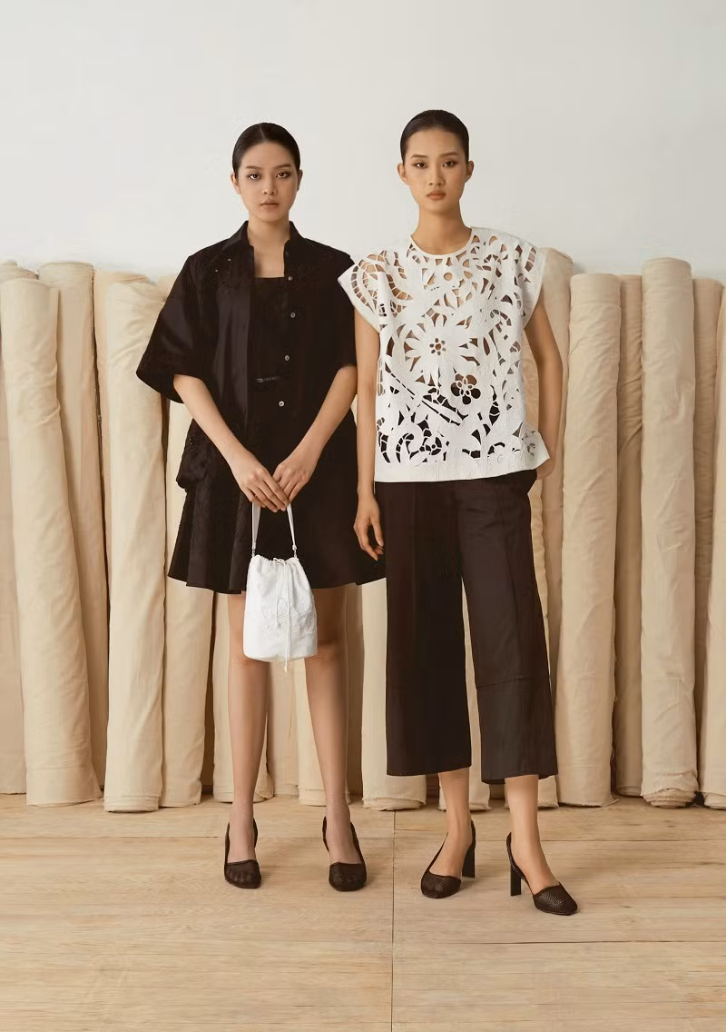 Resort 2023 của NTK Nguyễn Công Trí khai thác gam màu đơn sắc. Bộ sưu tập là bản tuyên ngôn của người phụ nữ thời đại, thể hiện sự mới lạ qua những cánh hoa uốn lượn trên nền vải.