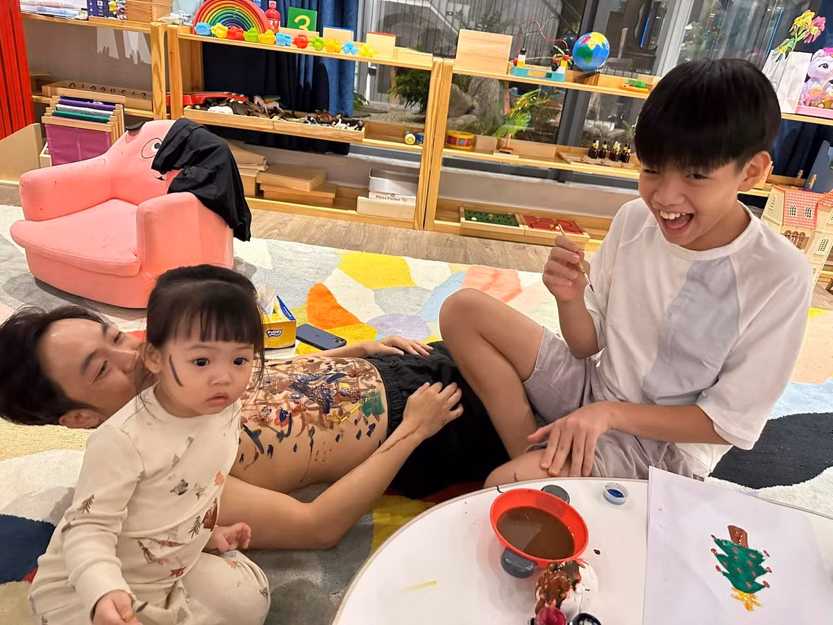 Bé Suchin cũng được anh trai Subeo cưng chiều. Dù có hạnh phúc mới bên Đàm Thu Trang song Cường Đô la không ngừng yêu thương bé Subeo.
