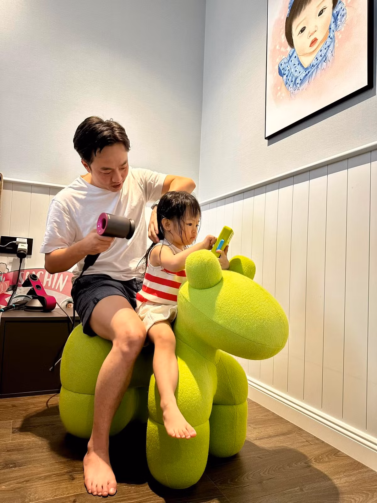 "Làm móng, gội đầu, tạo kiểu tóc… mình cân được hết nha", ông xã Đàm Thu Trang hài hước viết.