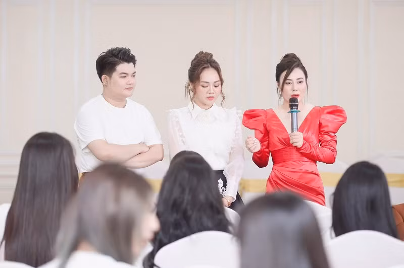 Hoa hau Phan Kim Oanh truyen lua cho thi sinh Mrs Grand Vietnam 2023-Hinh-2