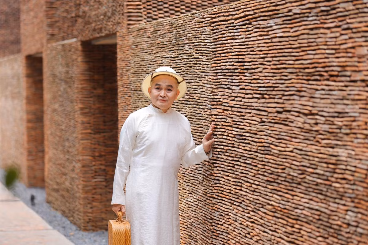Là bạn diễn ăn ý của Xuân Hinh, nghệ sĩ Thanh Thanh Hiền chia sẻ: "Anh Hinh là người nhanh nhạy trong mọi tình huống, sự nhanh nhạy đấy cộng với cái “già dơ” trên sân khấu sẽ làm khó cho rất nhiều nghệ sĩ diễn cùng".