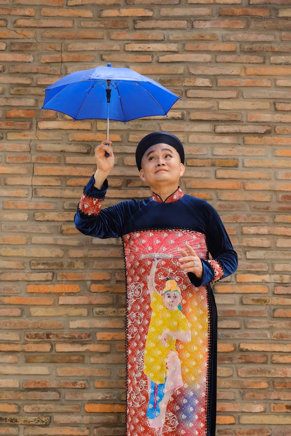 Trong khi đó, NSND Hồng Vân cũng dành lời tán dương cho nam danh hài. "Khán giả trong miền Nam chưa được tiếp xúc nhiều với anh Xuân Hinh nhưng nếu xét về vị trí thì trong Nam có Hoài Linh, ngoài Bắc có Xuân Hinh", nghệ sĩ Hồng Vân từng tiết lộ.